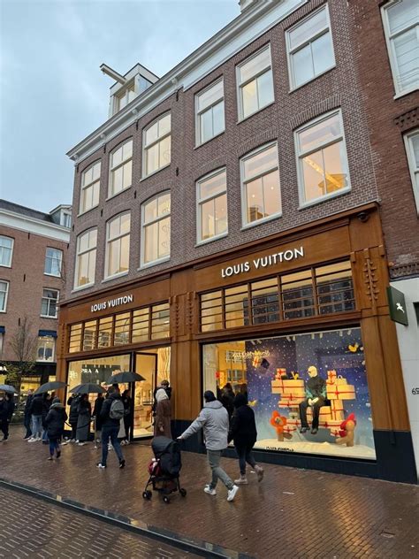 louis vuitton hooftstraat opening times.